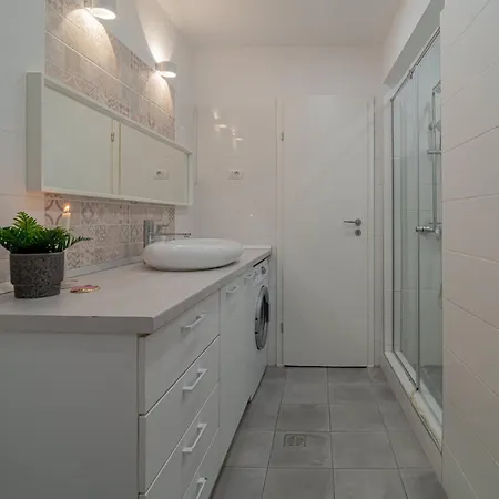 Apartamento Modern 2-br Flat Near Cismigiu & Universitate - Balcony & Kitchen Bucarest
