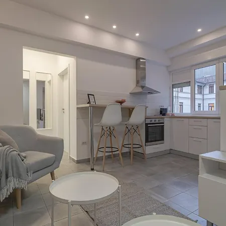 Modern 2-br Flat Near Cismigiu & Universitate - Balcony & Kitchen Apartamento