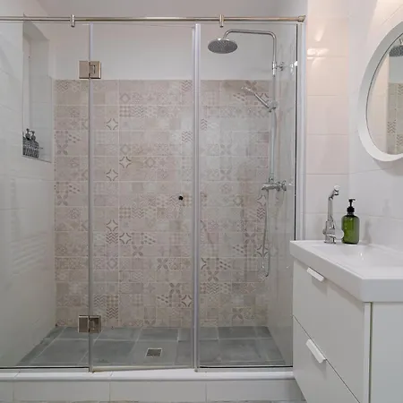 Modern 2-br Flat Near Cismigiu & Universitate - Balcony & Kitchen Apartamento
