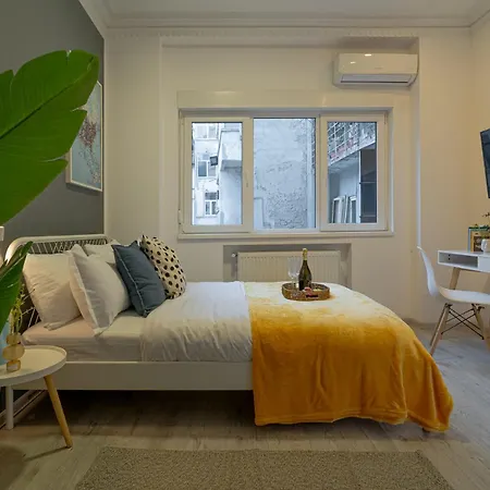 Modern 2-br Flat Near Cismigiu & Universitate - Balcony & Kitchen *