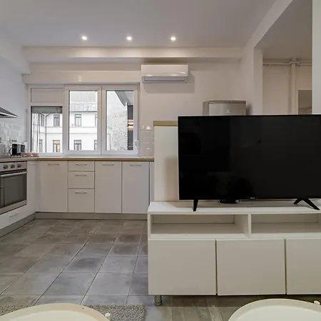 Modern 2-br Flat Near Cismigiu & Universitate - Balcony & Kitchen