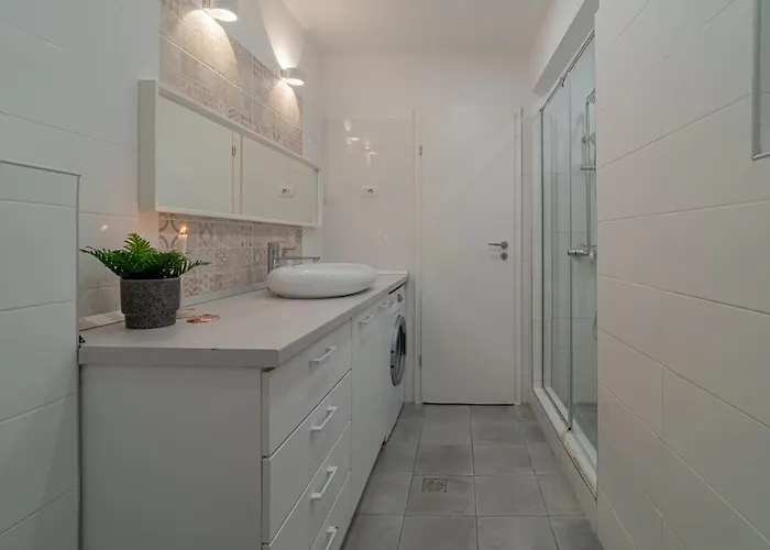 Apartamento Modern 2-br Flat Near Cismigiu & Universitate - Balcony & Kitchen Bucarest