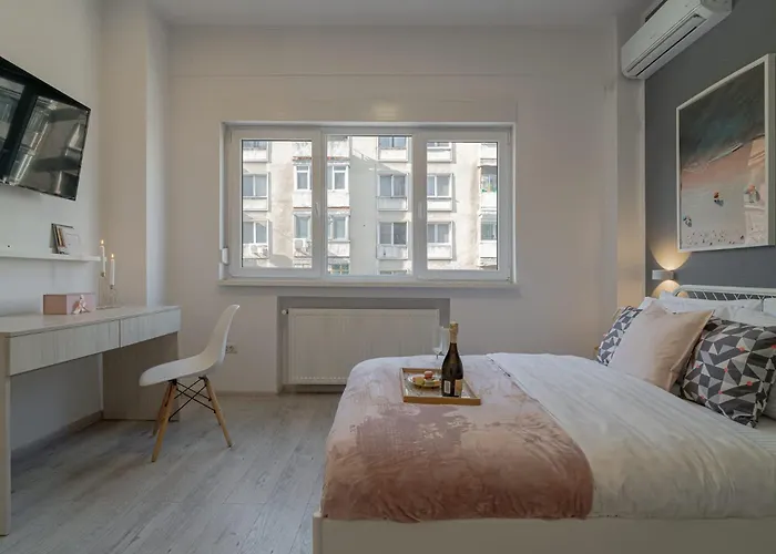 Modern 2-br Flat Near Cismigiu & Universitate - Balcony & Kitchen Bucarest