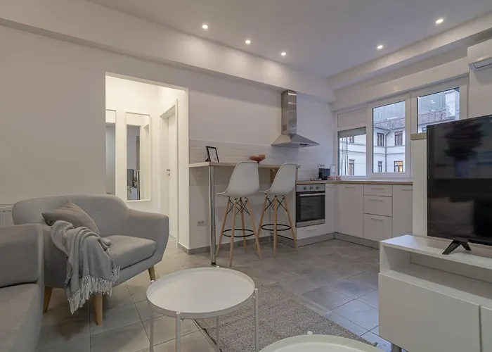 Modern 2-br Flat Near Cismigiu & Universitate - Balcony & Kitchen Apartamento