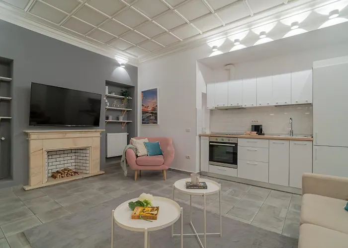 Modern 2-br Flat Near Cismigiu & Universitate - Balcony & Kitchen Apartamento Bucarest