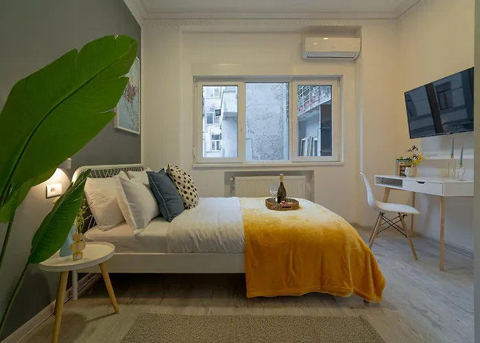 Modern 2-br Flat Near Cismigiu & Universitate - Balcony & Kitchen *