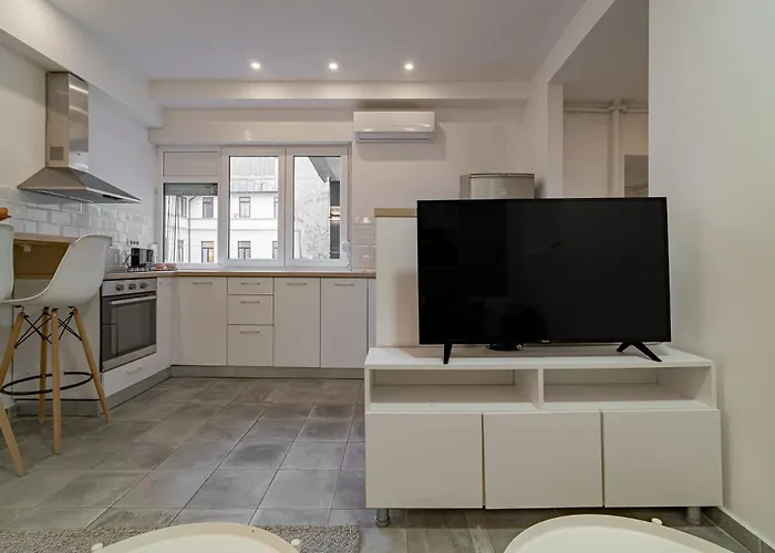 Modern 2-br Flat Near Cismigiu & Universitate - Balcony & Kitchen