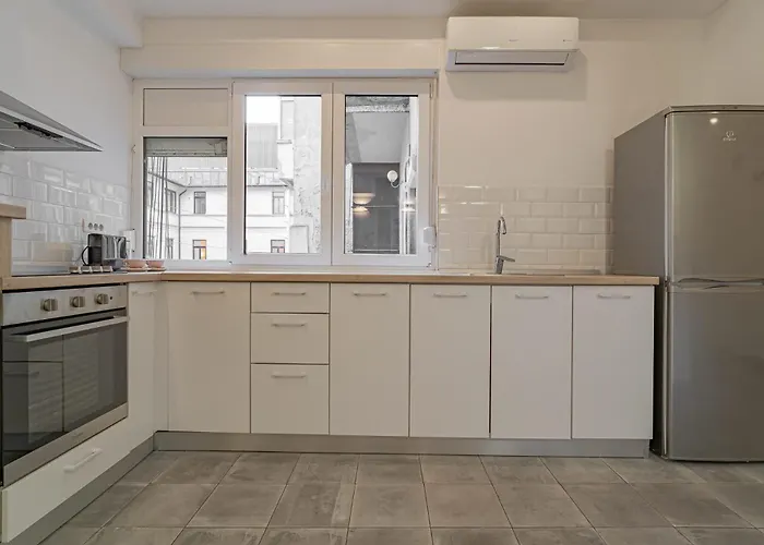 Apartamento Modern 2-br Flat Near Cismigiu & Universitate - Balcony & Kitchen Bucarest