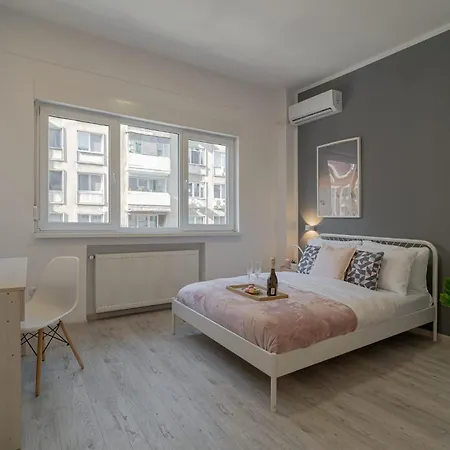 Modern 2-br Flat Near Cismigiu & Universitate - Balcony & Kitchen * בוקרשט
