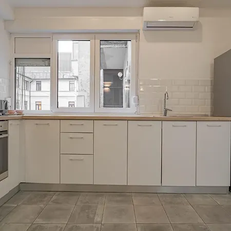 דירה Modern 2-br Flat Near Cismigiu & Universitate - Balcony & Kitchen בוקרשט